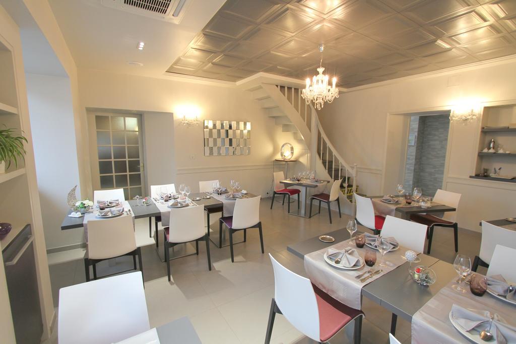 Logis Hotel Restaurant Le Grand Turc L'Oie Екстер'єр фото