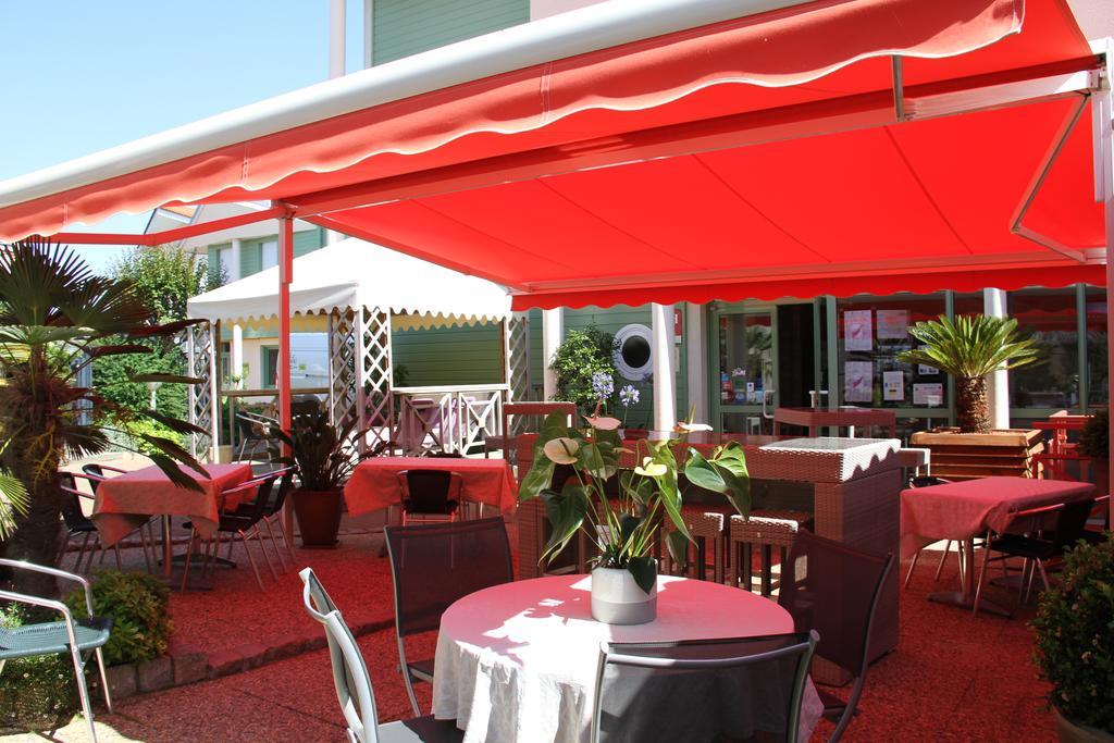 Logis Hotel Restaurant Le Grand Turc L'Oie Екстер'єр фото