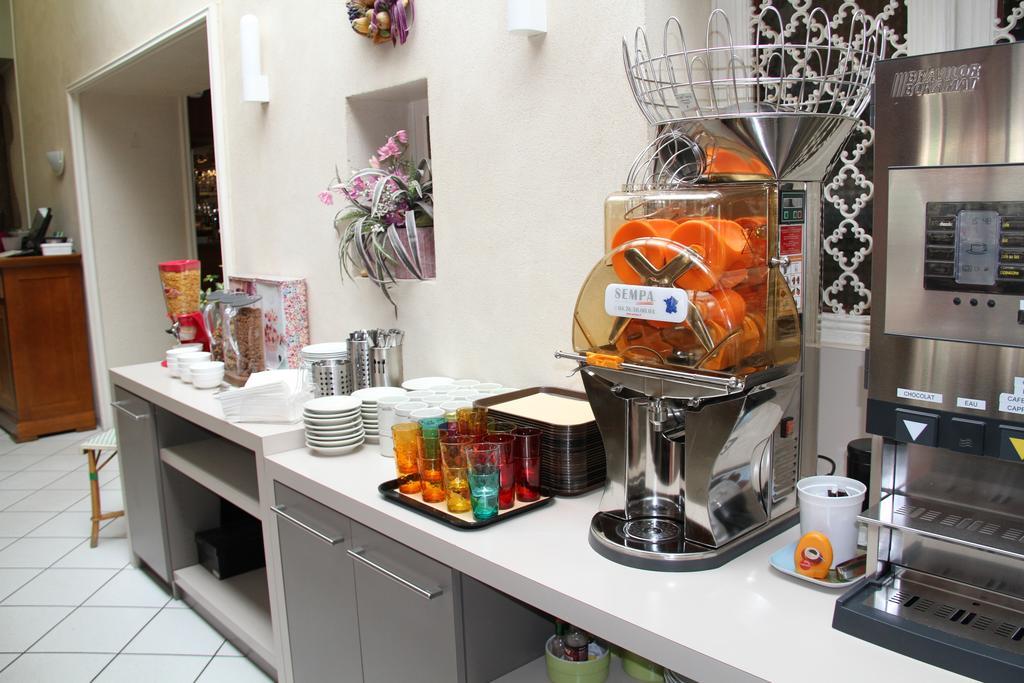Logis Hotel Restaurant Le Grand Turc L'Oie Екстер'єр фото