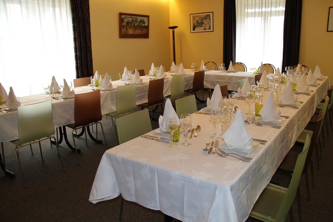 Logis Hotel Restaurant Le Grand Turc L'Oie Екстер'єр фото